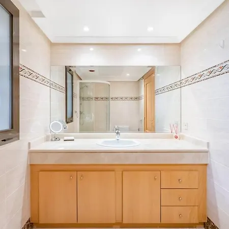 Spacious With Views, Pools + Rdr346 아파트 에스테포나