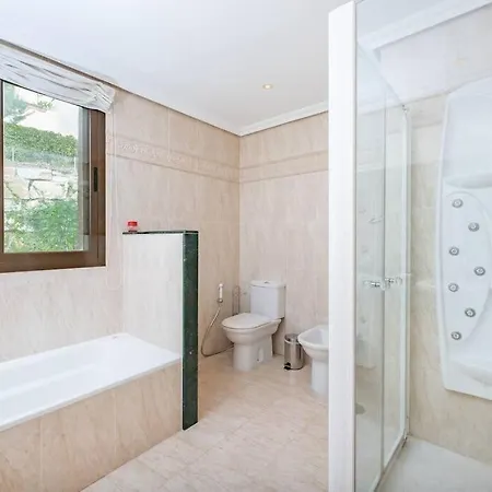 Апартаменти Spacious With Views, Pools + Rdr346 *